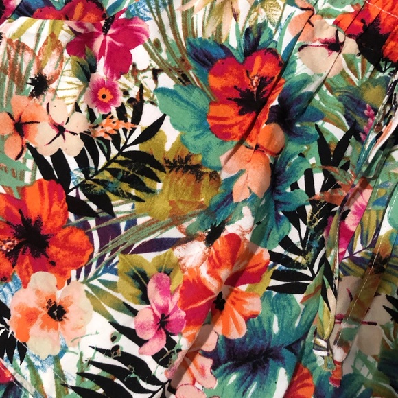 Tropical Floral Print Drawstring Beach Shorts- Size Medium - Picture 8 of 9